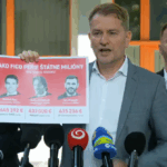Matovič pred sídlom Smeru obviňuje Fica z rodinkárstva: „Je to najväčšia práčka peňazí! Synáčik sedí na 3,6 milióna eur ročne!