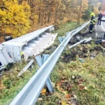 Kamión sa pri Starých Horách prevrátil do potoka. Po zrážke troch vozidiel polícia odkláňala dopravu