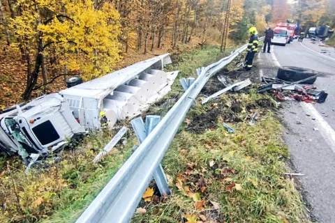 Kamión sa pri Starých Horách prevrátil do potoka. Po zrážke troch vozidiel polícia odkláňala dopravu