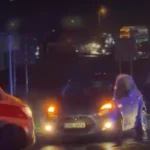Nehoda pri zastávke v Chrášťanoch. Auto zrazilo mladého muža a ženu.
