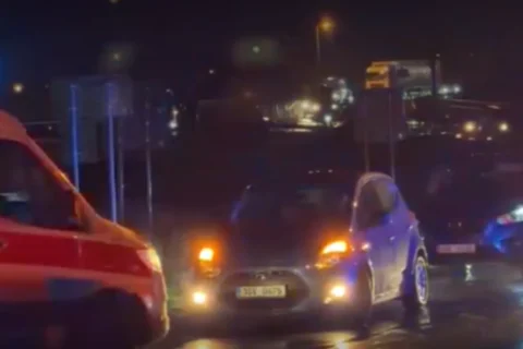 Nehoda pri zastávke v Chrášťanoch. Auto zrazilo mladého muža a ženu.